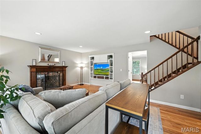 377 W Manor Drive, Chesterfield, MO 63017