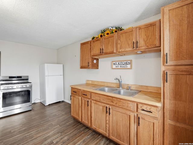 305 TOEPPERWEIN RD, Converse, TX 78109
