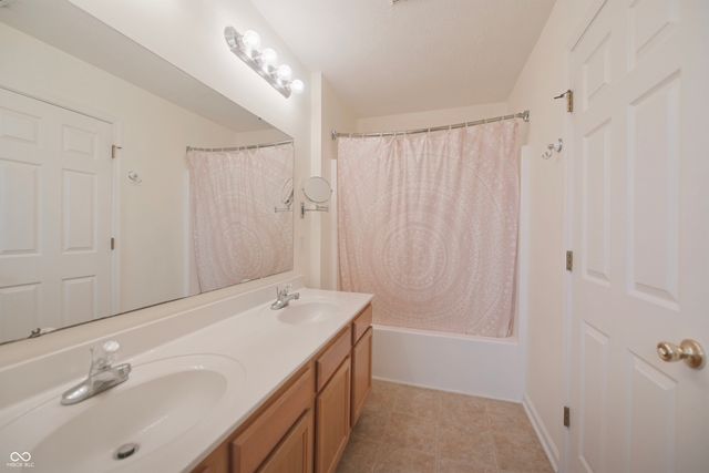 10915 Perry Pear Drive, Zionsville, IN 46077