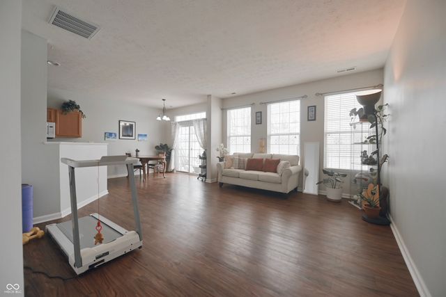 10915 Perry Pear Drive, Zionsville, IN 46077