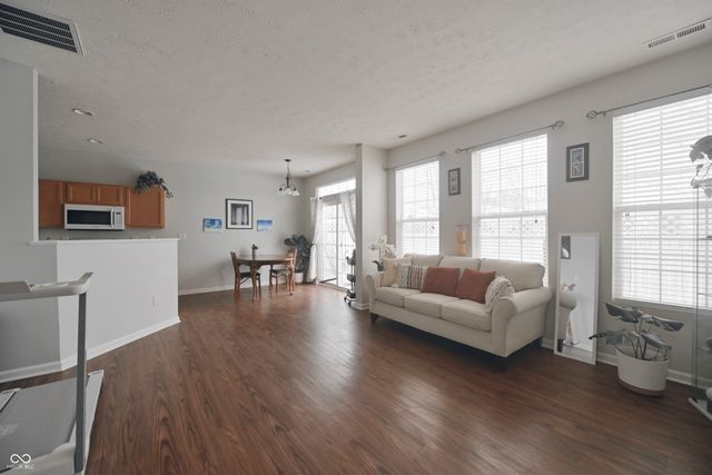 10915 Perry Pear Drive, Zionsville, IN 46077