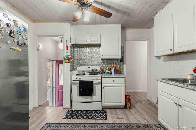 4155 Syracuse Street, Dearborn Heights, MI 48125