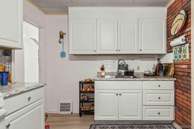 4155 Syracuse Street, Dearborn Heights, MI 48125