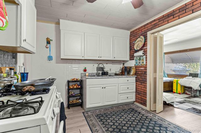 4155 Syracuse Street, Dearborn Heights, MI 48125