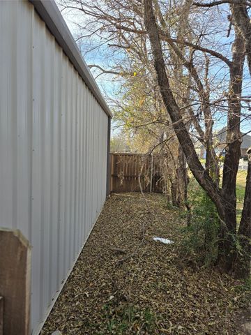 605 N Snyder Avenue, Justin, TX 76247