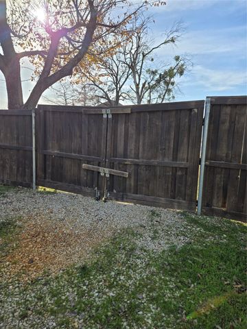 605 N Snyder Avenue, Justin, TX 76247