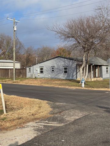 605 N Snyder Avenue, Justin, TX 76247