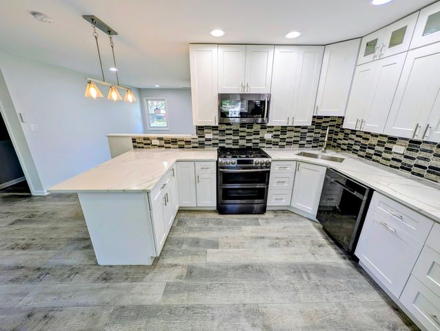 1005 Valley Stream Drive, Wheeling, IL 60090