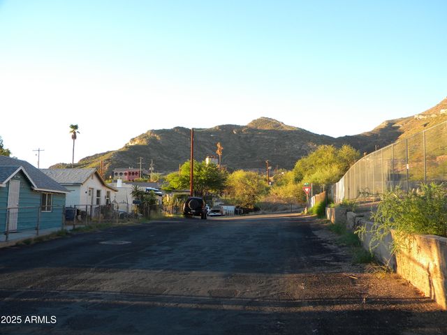 75 N High School Avenue, Superior, AZ 85173