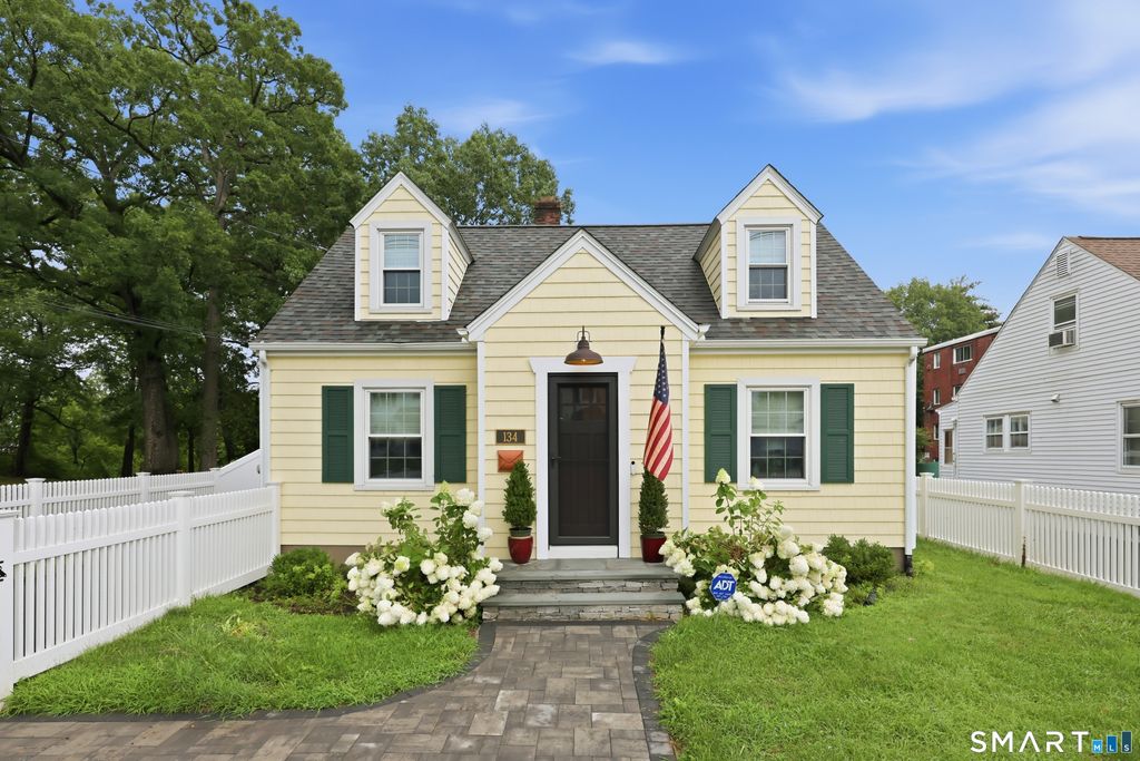 134 Oakwood Avenue, West Hartford, CT 06119