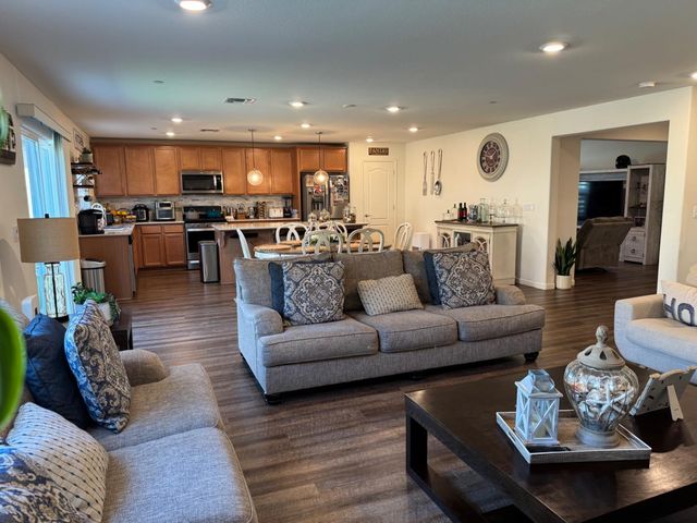 6954 E Braly, Fresno, CA 93727