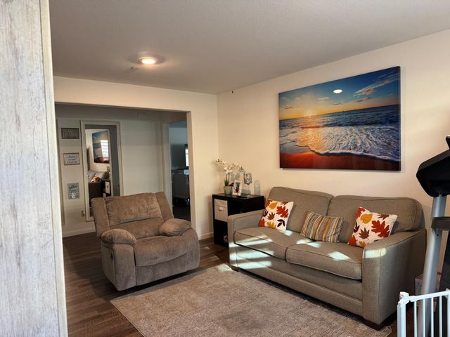 6954 E Braly, Fresno, CA 93727