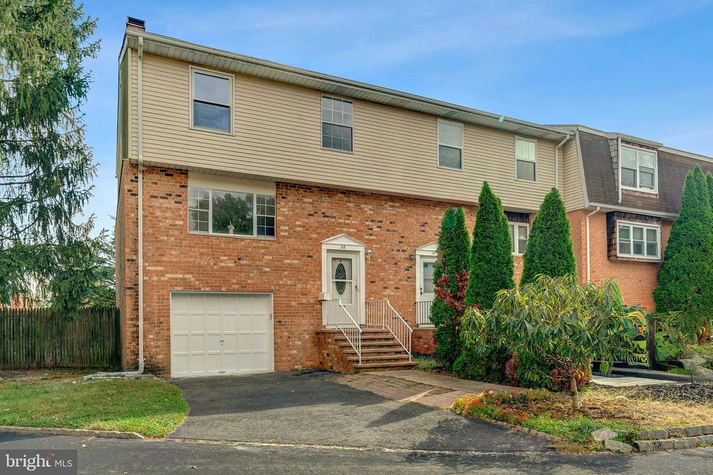 28 FEATHERBED CT, Lawrenceville, NJ 08648