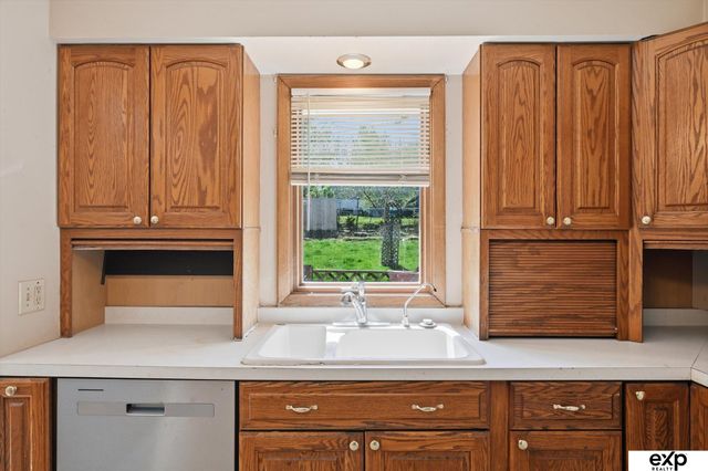 8731 Lakeview Drive, Omaha, NE 68127