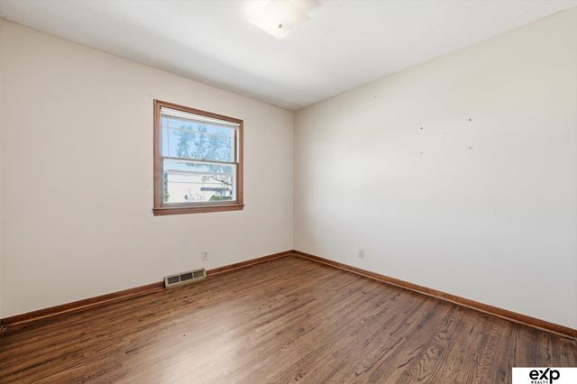 8731 Lakeview Drive, Omaha, NE 68127