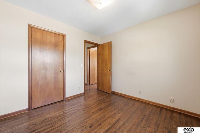 8731 Lakeview Drive, Omaha, NE 68127