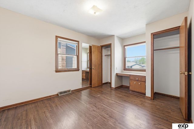 8731 Lakeview Drive, Omaha, NE 68127