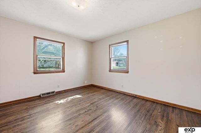 8731 Lakeview Drive, Omaha, NE 68127