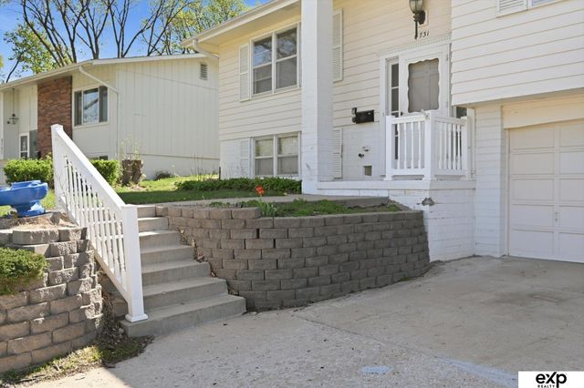 8731 Lakeview Drive, Omaha, NE 68127