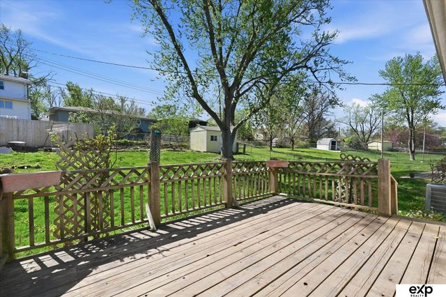 8731 Lakeview Drive, Omaha, NE 68127