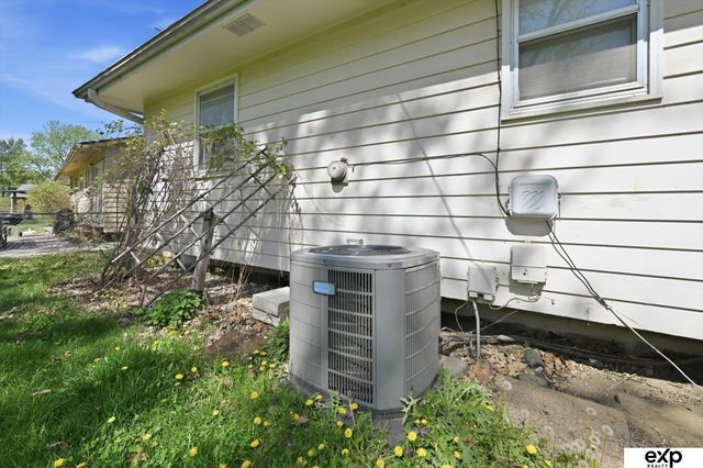 8731 Lakeview Drive, Omaha, NE 68127