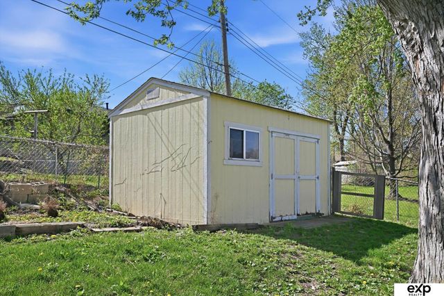 8731 Lakeview Drive, Omaha, NE 68127