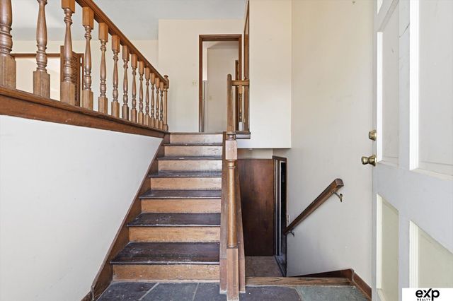 8731 Lakeview Drive, Omaha, NE 68127