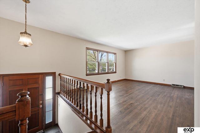 8731 Lakeview Drive, Omaha, NE 68127