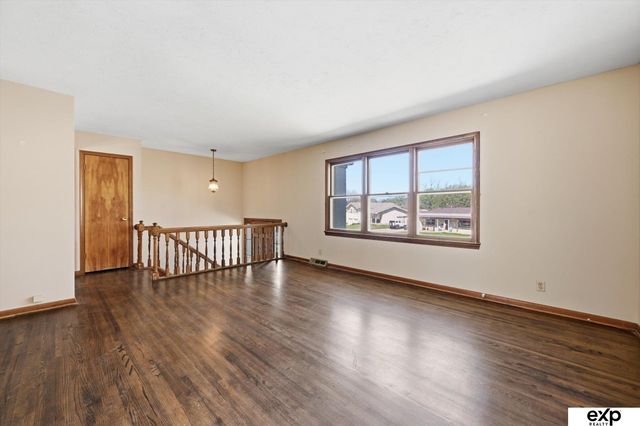 8731 Lakeview Drive, Omaha, NE 68127