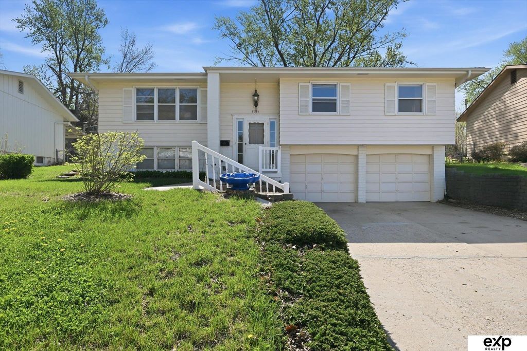 8731 Lakeview Drive, Omaha, NE 68127