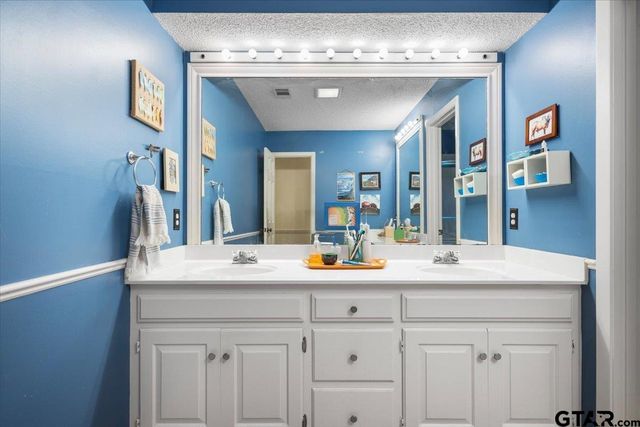 5911 Foxcroft RD, Tyler, TX 75703
