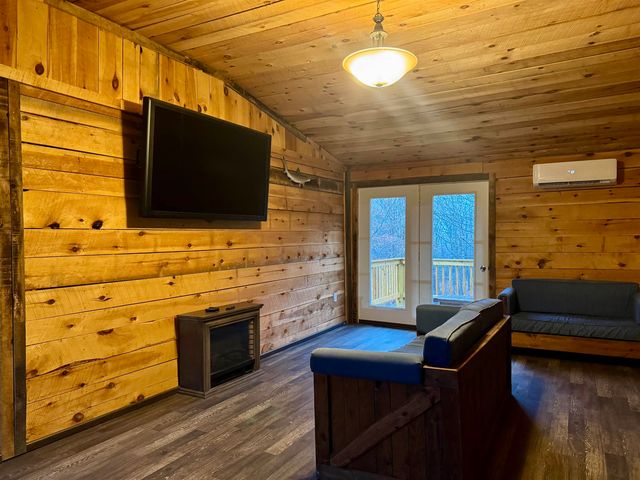 341 BUTTERCUP DR, Mathias, WV 26812