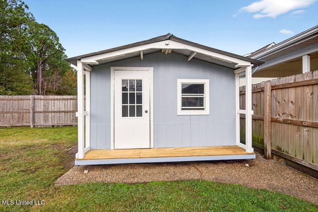 10617 Maple Street, Ocean Springs, MS 39565