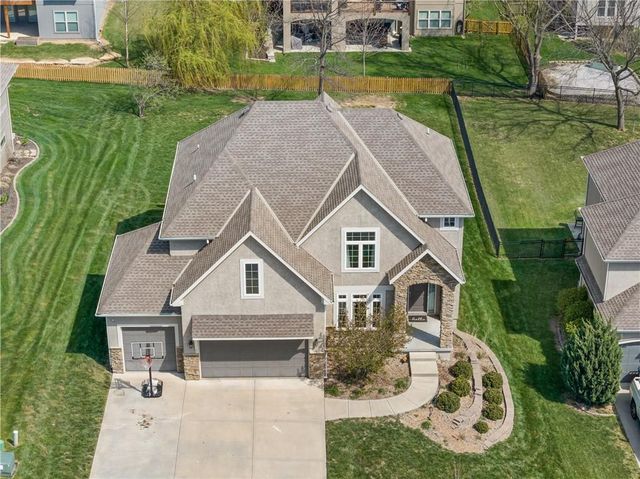 1308 NE Woods Edge Circle, Lee's Summit, MO 64064