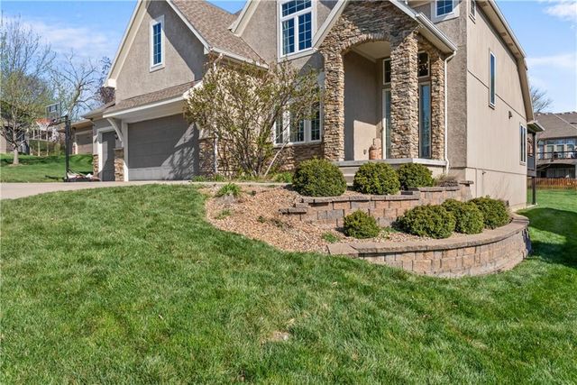 1308 NE Woods Edge Circle, Lee's Summit, MO 64064