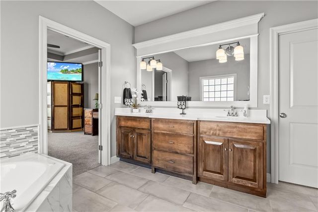 1308 NE Woods Edge Circle, Lee's Summit, MO 64064