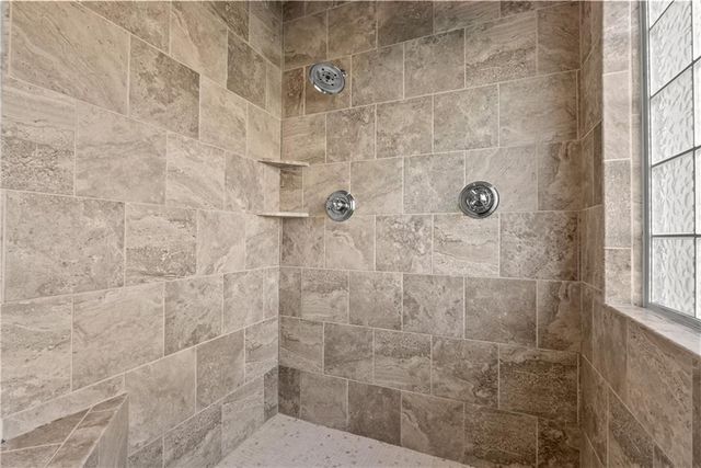 1308 NE Woods Edge Circle, Lee's Summit, MO 64064
