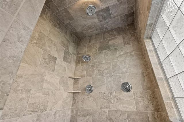 1308 NE Woods Edge Circle, Lee's Summit, MO 64064