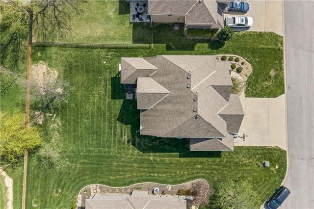 1308 NE Woods Edge Circle, Lee's Summit, MO 64064