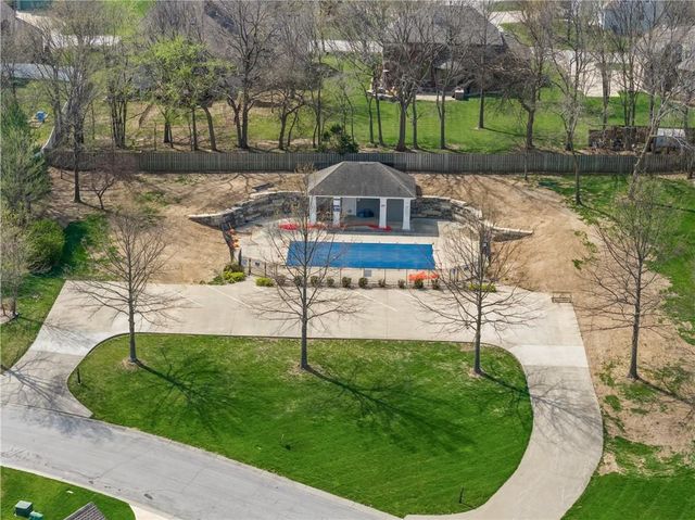 1308 NE Woods Edge Circle, Lee's Summit, MO 64064