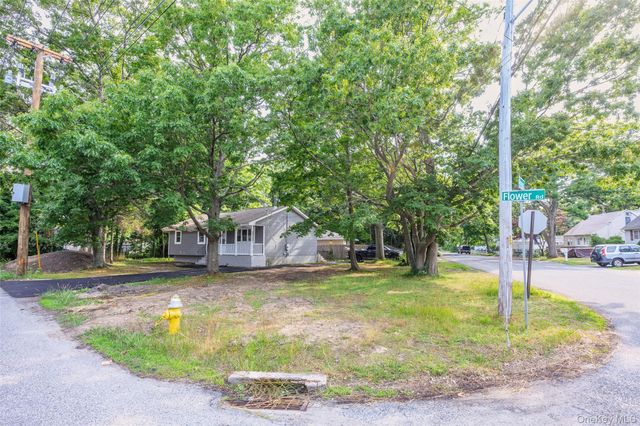 84 Flower Road, Mastic Beach, NY 11951