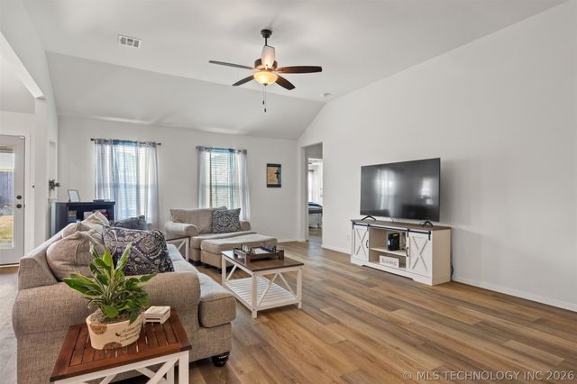 8836 N 73rd Place, Owasso, OK 74055