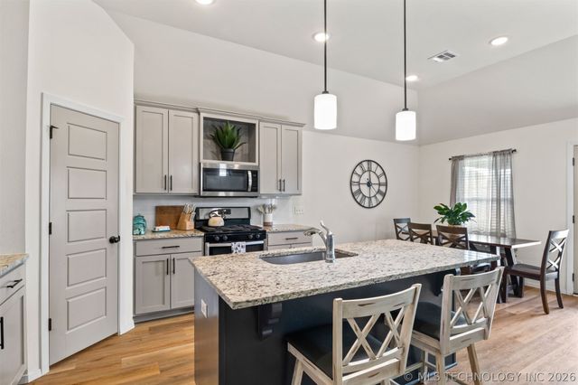 8836 N 73rd Place, Owasso, OK 74055