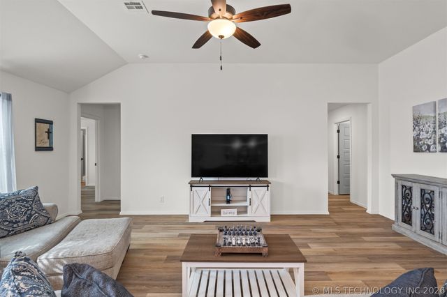 8836 N 73rd Place, Owasso, OK 74055