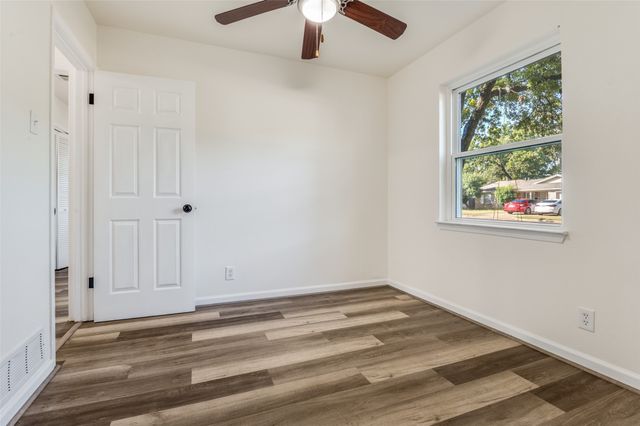 803 Clover Park Drive, Arlington, TX 76013