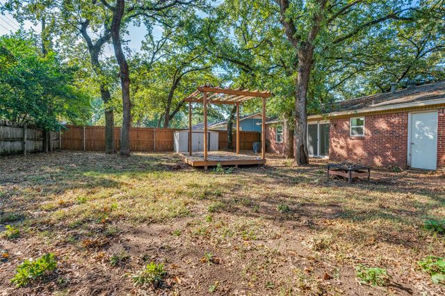 803 Clover Park Drive, Arlington, TX 76013