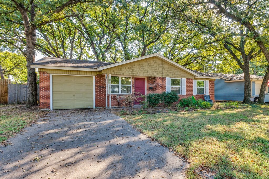 803 Clover Park Drive, Arlington, TX 76013