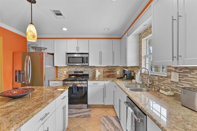 7806 Pruitt Drive, Galveston, TX 77554