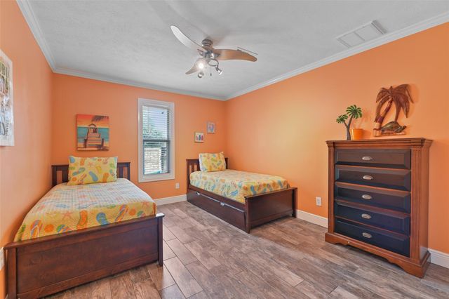 7806 Pruitt Drive, Galveston, TX 77554