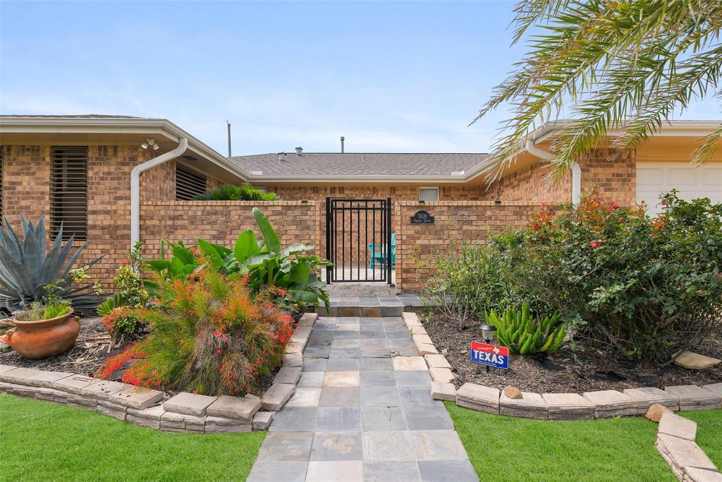 7806 Pruitt Drive, Galveston, TX 77554
